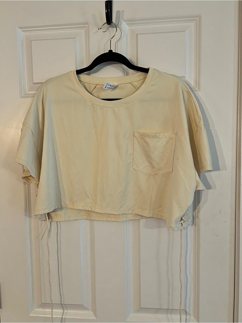 HALARA Cream Cropped Pocket Tee